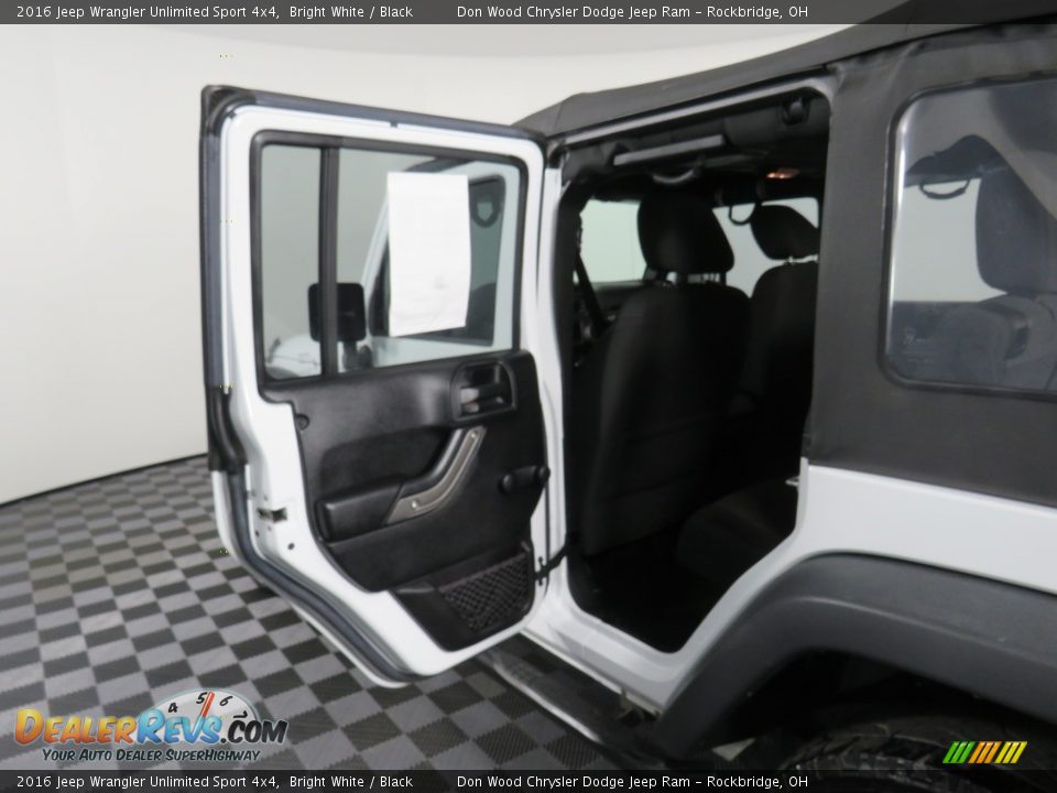 2016 Jeep Wrangler Unlimited Sport 4x4 Bright White / Black Photo #21
