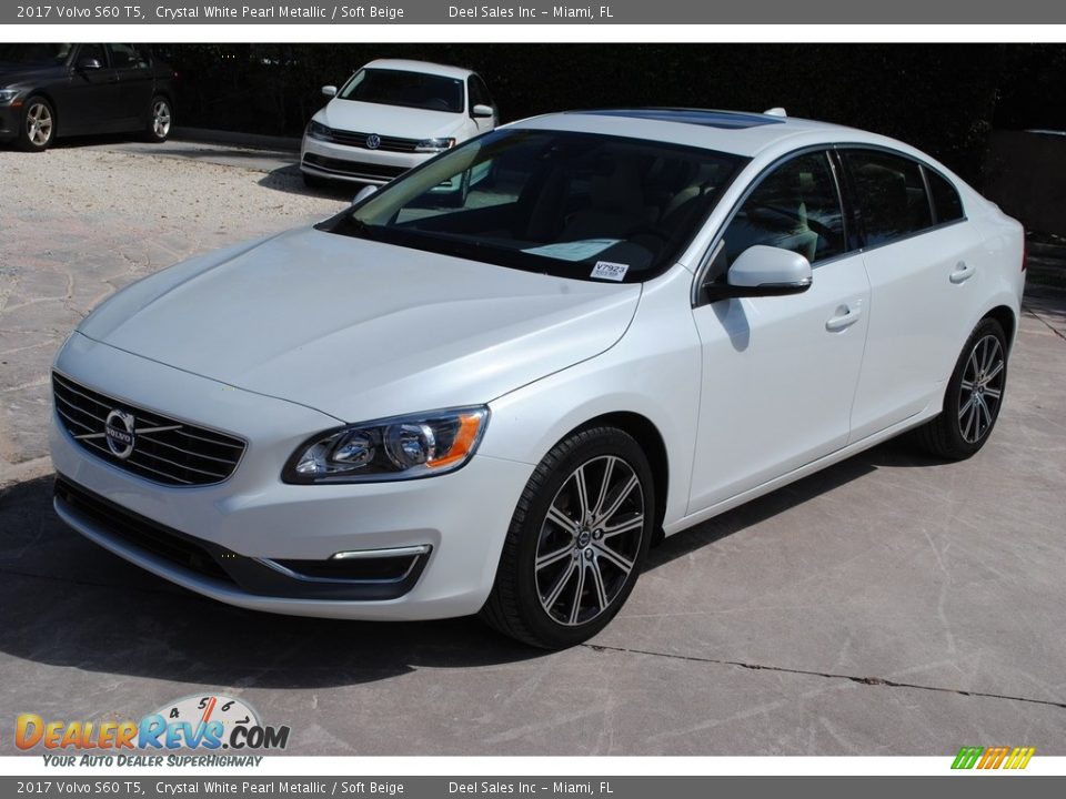 Front 3/4 View of 2017 Volvo S60 T5 Photo #4
