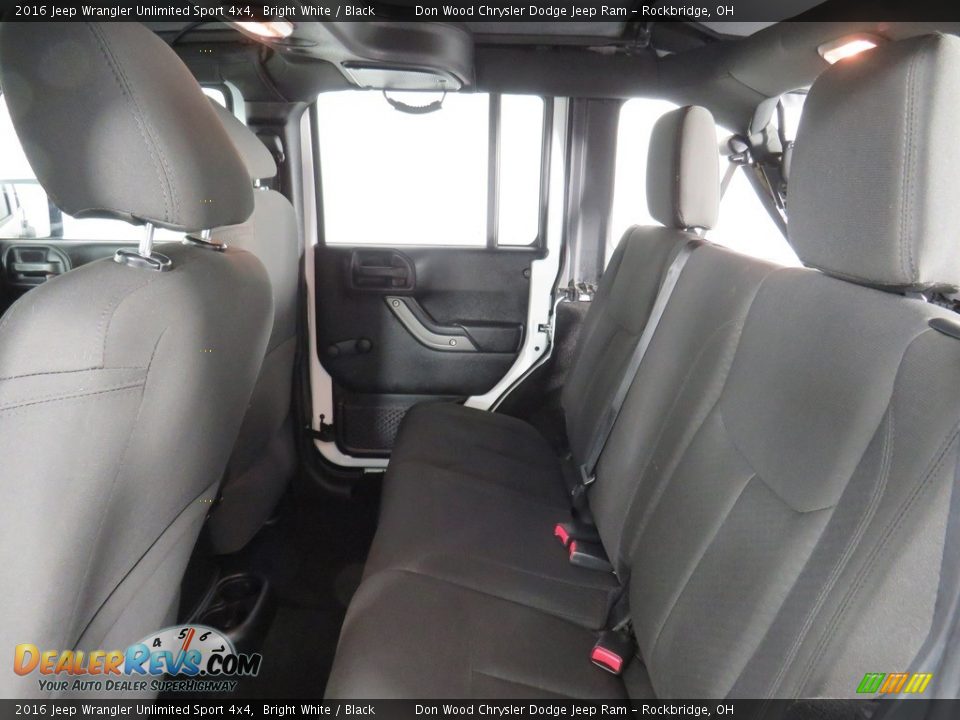 2016 Jeep Wrangler Unlimited Sport 4x4 Bright White / Black Photo #22