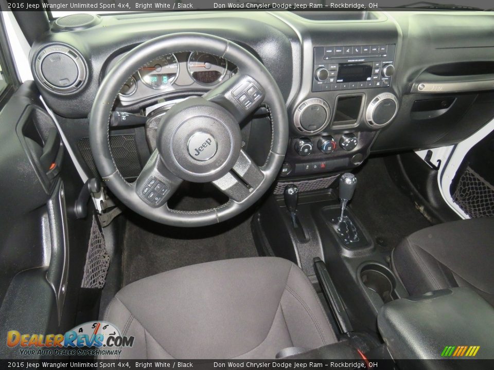 2016 Jeep Wrangler Unlimited Sport 4x4 Bright White / Black Photo #23