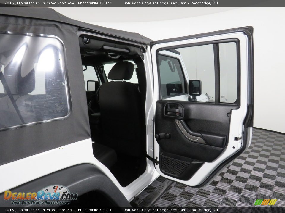 2016 Jeep Wrangler Unlimited Sport 4x4 Bright White / Black Photo #24