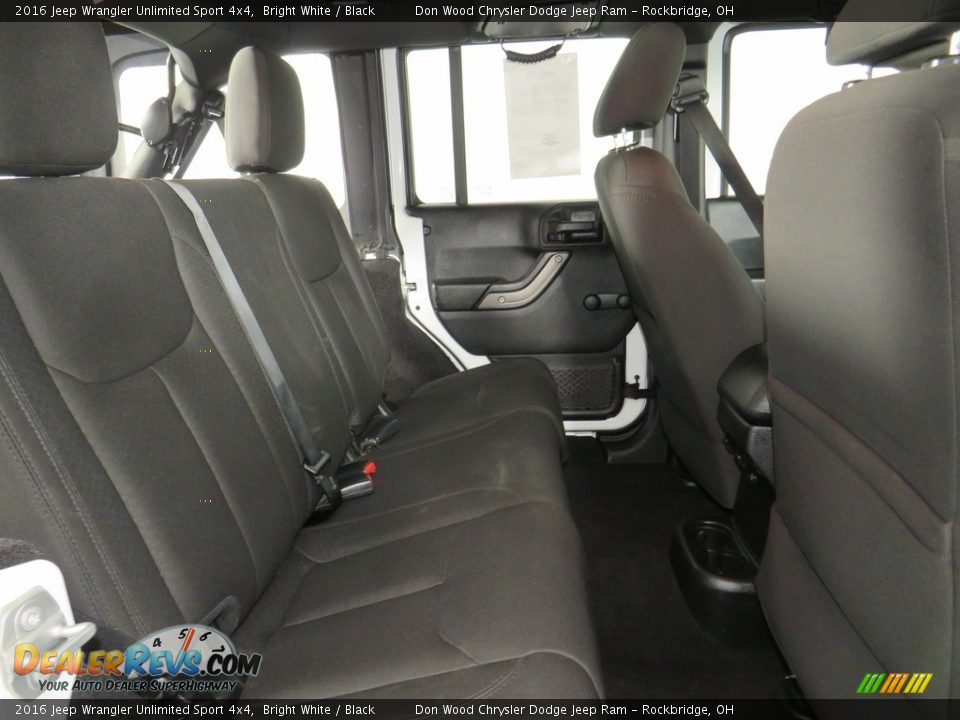 2016 Jeep Wrangler Unlimited Sport 4x4 Bright White / Black Photo #25