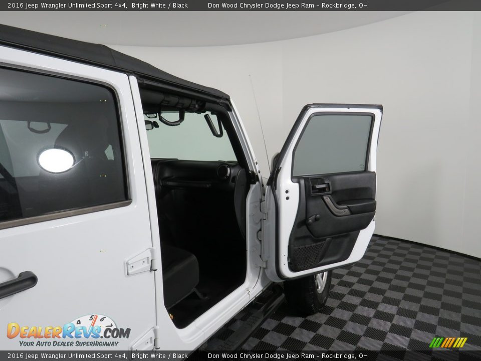 2016 Jeep Wrangler Unlimited Sport 4x4 Bright White / Black Photo #26