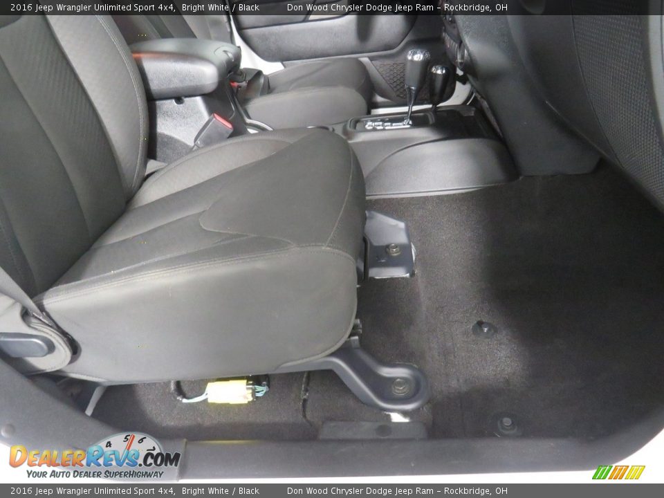 2016 Jeep Wrangler Unlimited Sport 4x4 Bright White / Black Photo #27