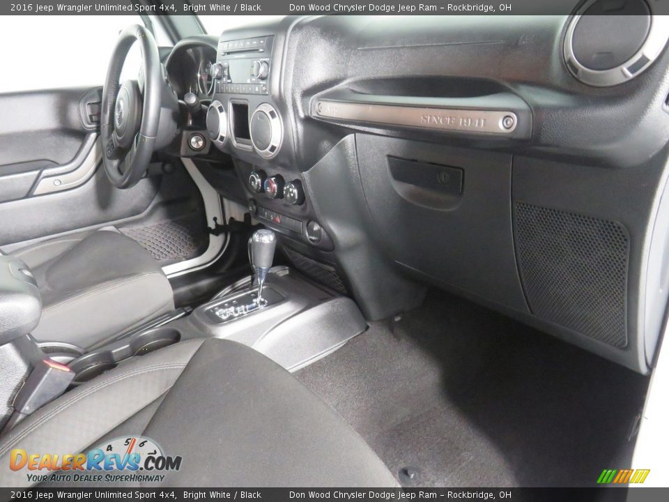 2016 Jeep Wrangler Unlimited Sport 4x4 Bright White / Black Photo #28