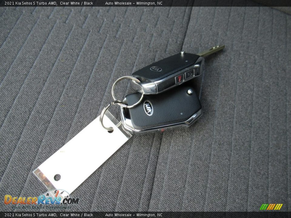 Keys of 2021 Kia Seltos S Turbo AWD Photo #20
