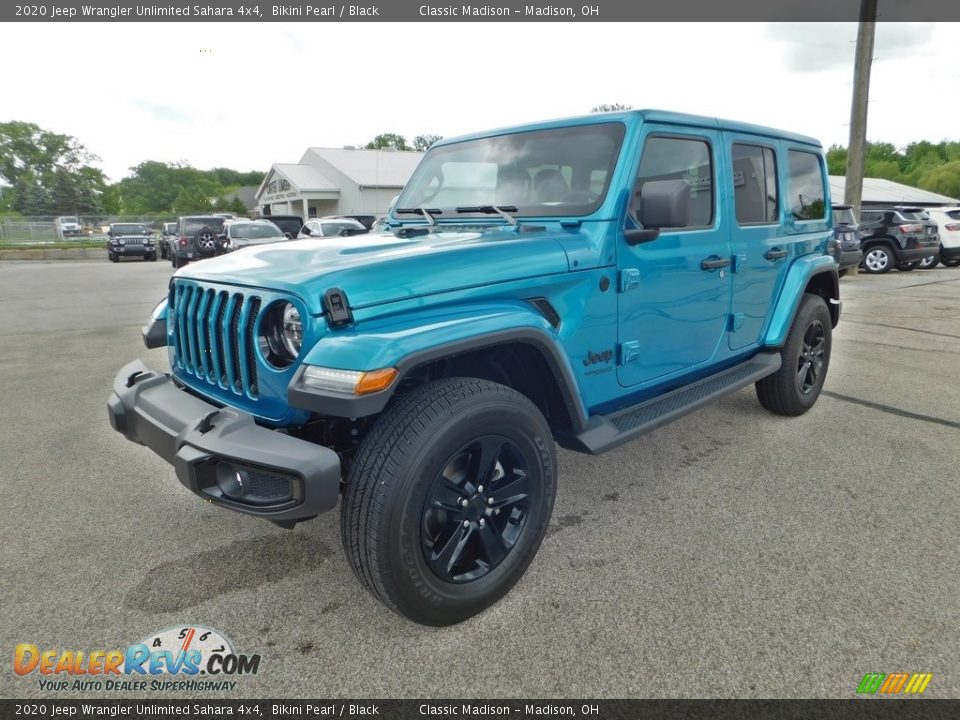 Front 3/4 View of 2020 Jeep Wrangler Unlimited Sahara 4x4 Photo #5