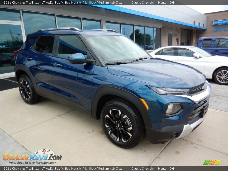 Front 3/4 View of 2021 Chevrolet TrailBlazer LT AWD Photo #3