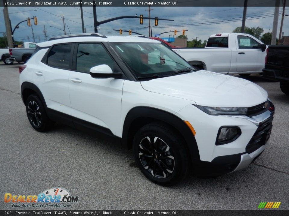 Front 3/4 View of 2021 Chevrolet TrailBlazer LT AWD Photo #3