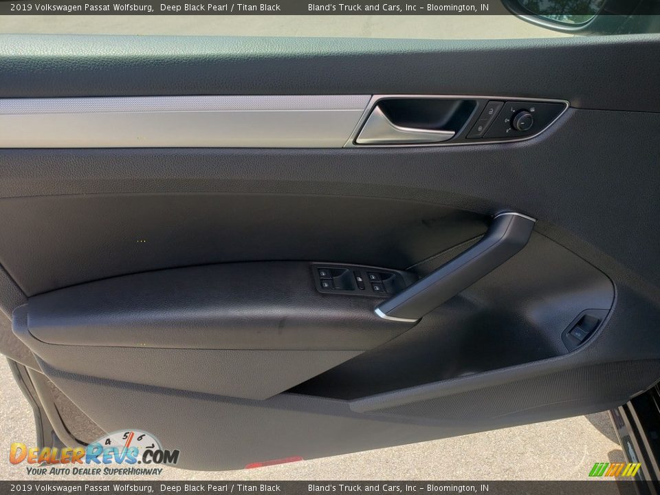2019 Volkswagen Passat Wolfsburg Deep Black Pearl / Titan Black Photo #4