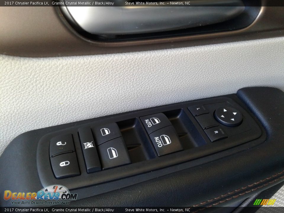 2017 Chrysler Pacifica LX Granite Crystal Metallic / Black/Alloy Photo #11