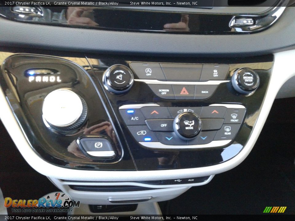 2017 Chrysler Pacifica LX Granite Crystal Metallic / Black/Alloy Photo #24