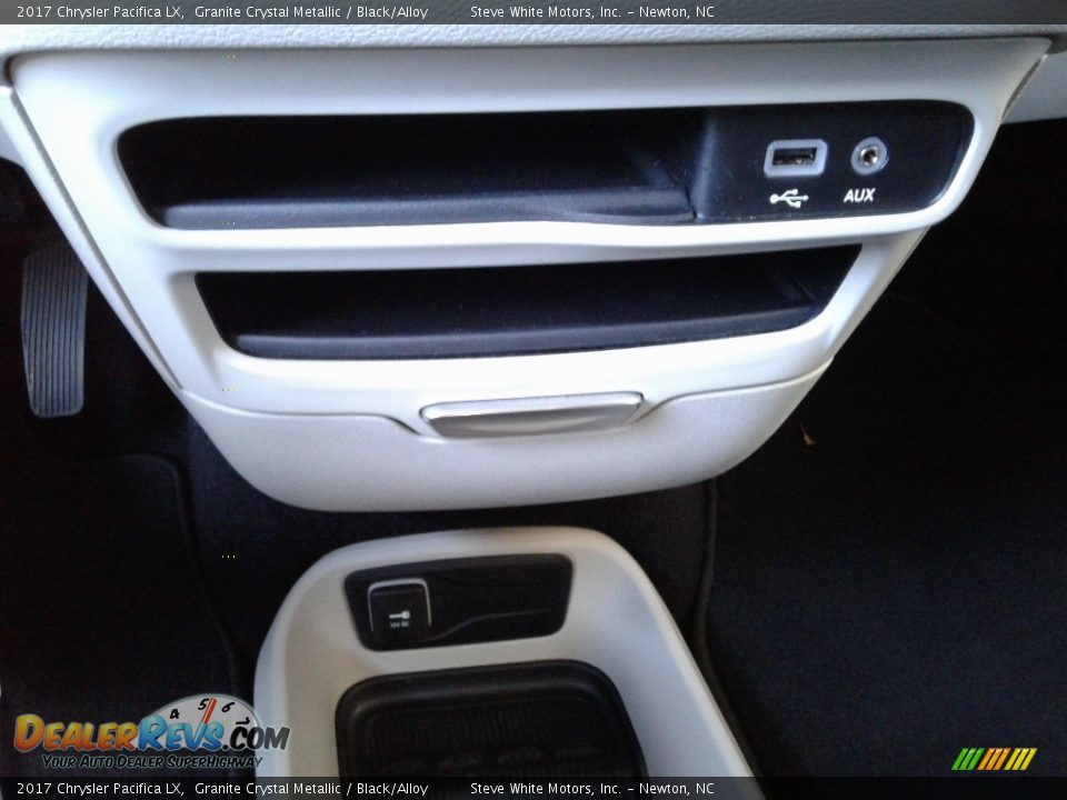 2017 Chrysler Pacifica LX Granite Crystal Metallic / Black/Alloy Photo #25