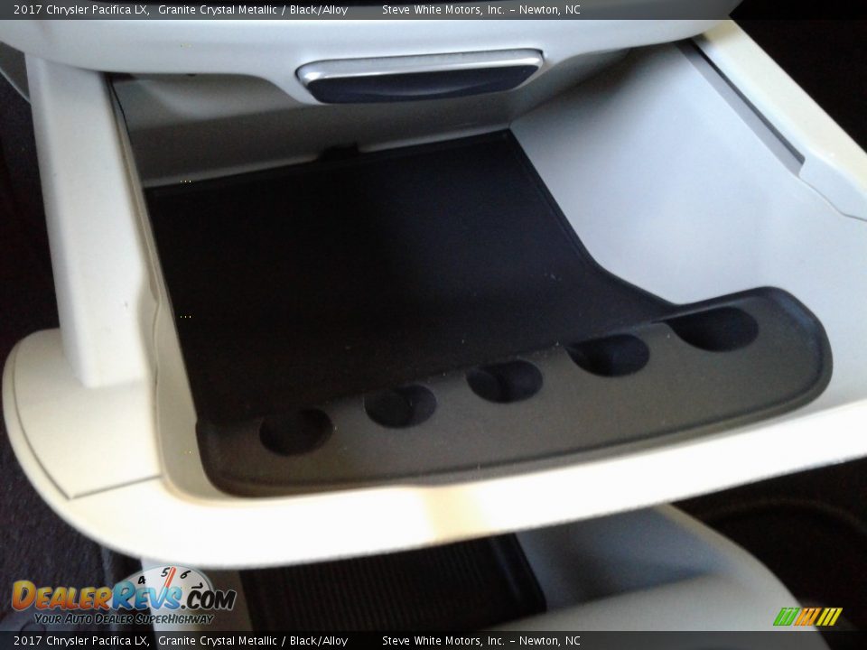 2017 Chrysler Pacifica LX Granite Crystal Metallic / Black/Alloy Photo #26