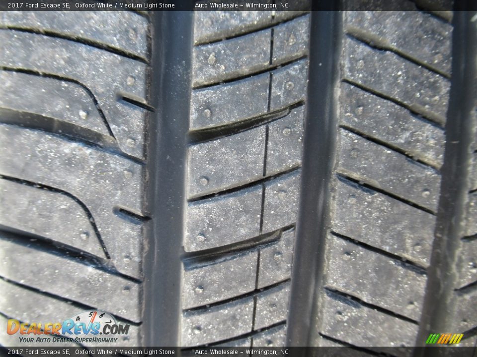 2017 Ford Escape SE Oxford White / Medium Light Stone Photo #8