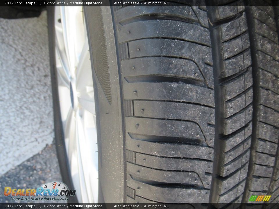 2017 Ford Escape SE Oxford White / Medium Light Stone Photo #9