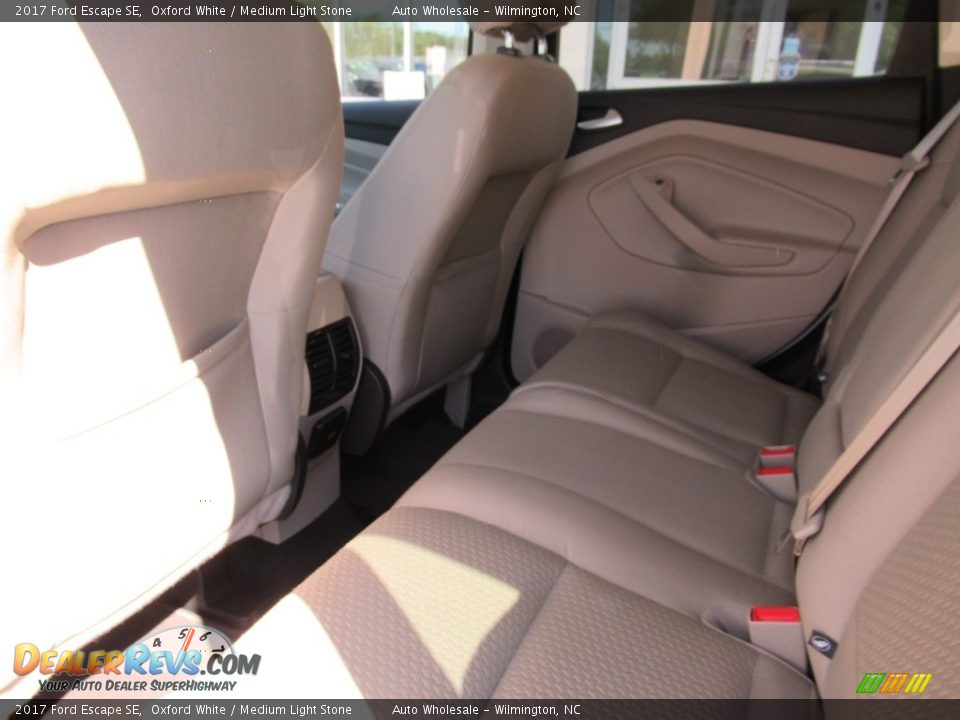 2017 Ford Escape SE Oxford White / Medium Light Stone Photo #11
