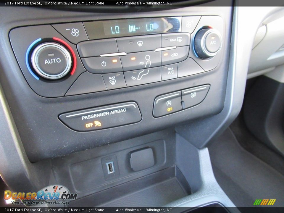 2017 Ford Escape SE Oxford White / Medium Light Stone Photo #17