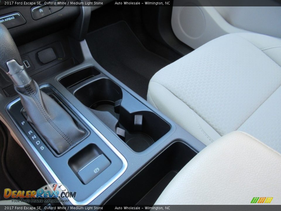 2017 Ford Escape SE Oxford White / Medium Light Stone Photo #19