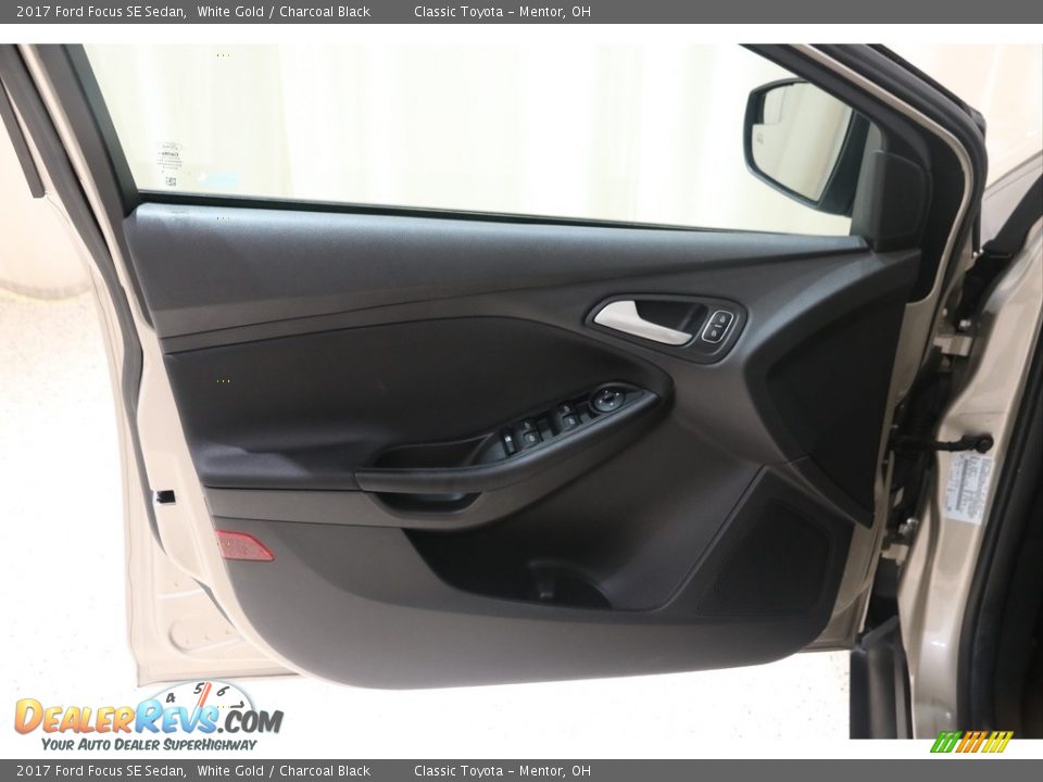 2017 Ford Focus SE Sedan White Gold / Charcoal Black Photo #5