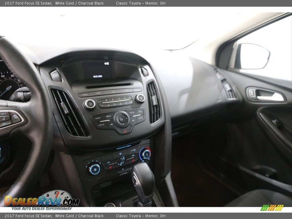 2017 Ford Focus SE Sedan White Gold / Charcoal Black Photo #10