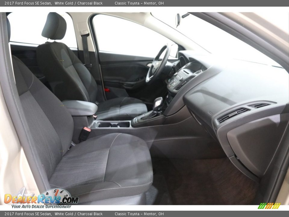 2017 Ford Focus SE Sedan White Gold / Charcoal Black Photo #14