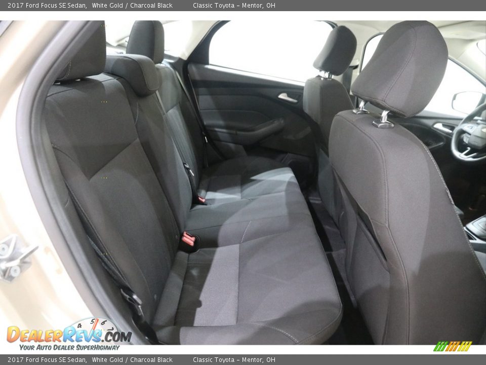 2017 Ford Focus SE Sedan White Gold / Charcoal Black Photo #15
