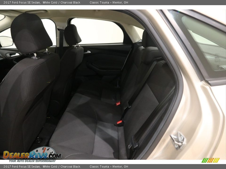 2017 Ford Focus SE Sedan White Gold / Charcoal Black Photo #16