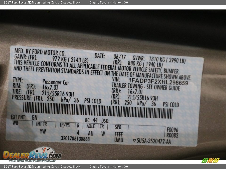 2017 Ford Focus SE Sedan White Gold / Charcoal Black Photo #18