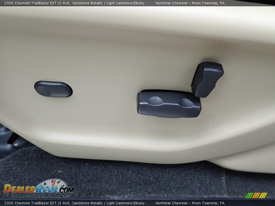 2006 Chevrolet TrailBlazer EXT LS 4x4 Sandstone Metallic / Light Cashmere/Ebony Photo #12