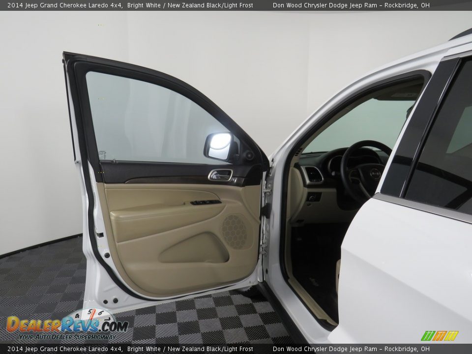 2014 Jeep Grand Cherokee Laredo 4x4 Bright White / New Zealand Black/Light Frost Photo #27