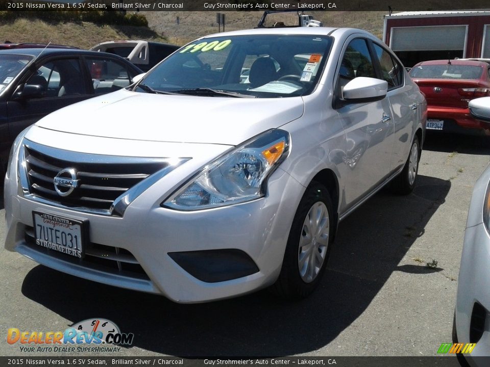 2015 Nissan Versa 1.6 SV Sedan Brilliant Silver / Charcoal Photo #2