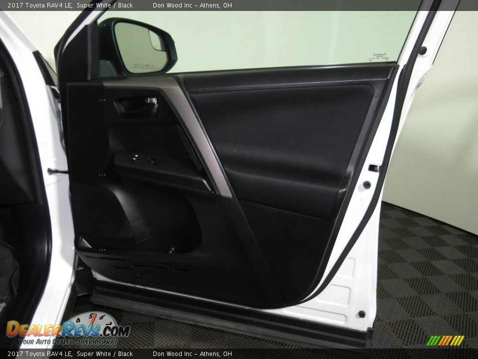 2017 Toyota RAV4 LE Super White / Black Photo #25