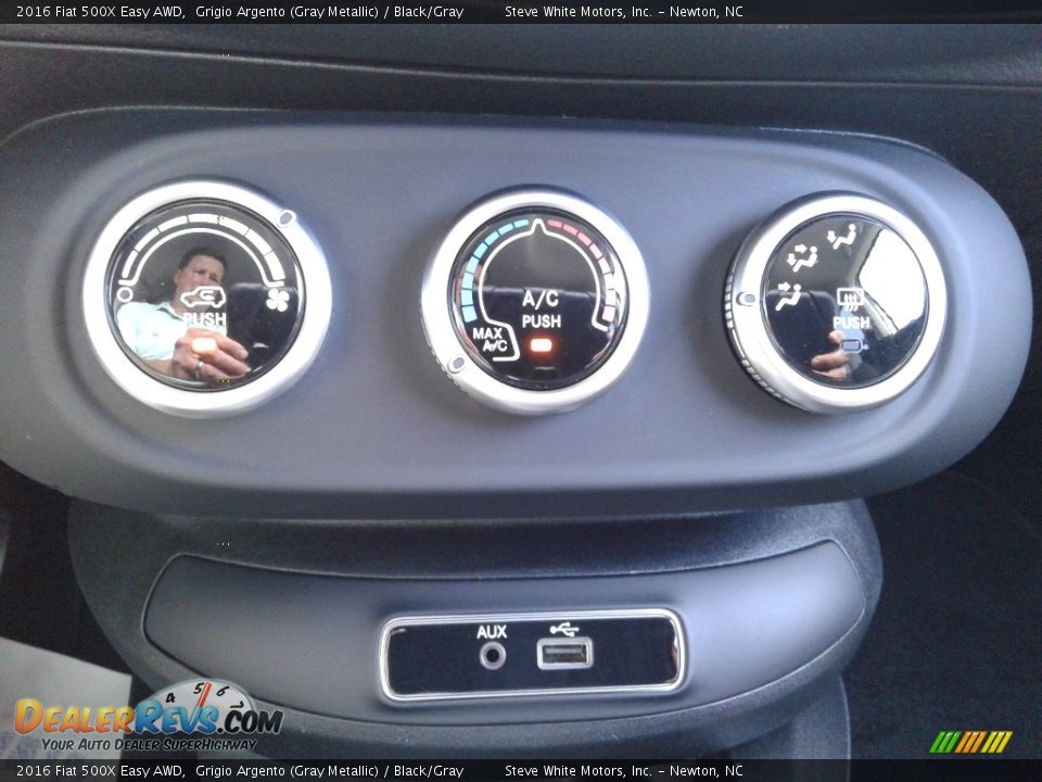 Controls of 2016 Fiat 500X Easy AWD Photo #23