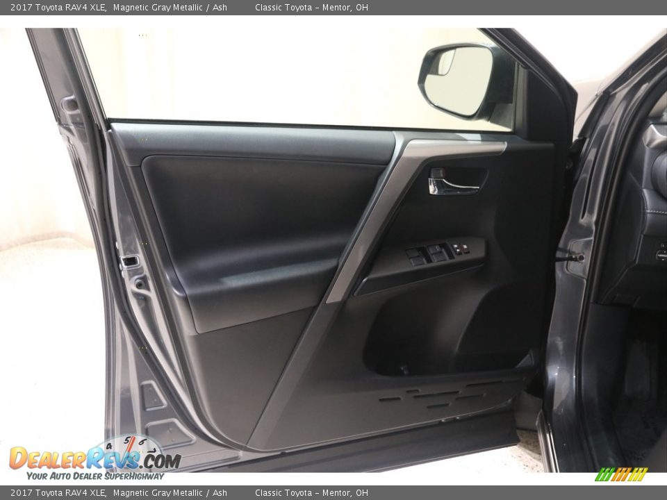 2017 Toyota RAV4 XLE Magnetic Gray Metallic / Ash Photo #5