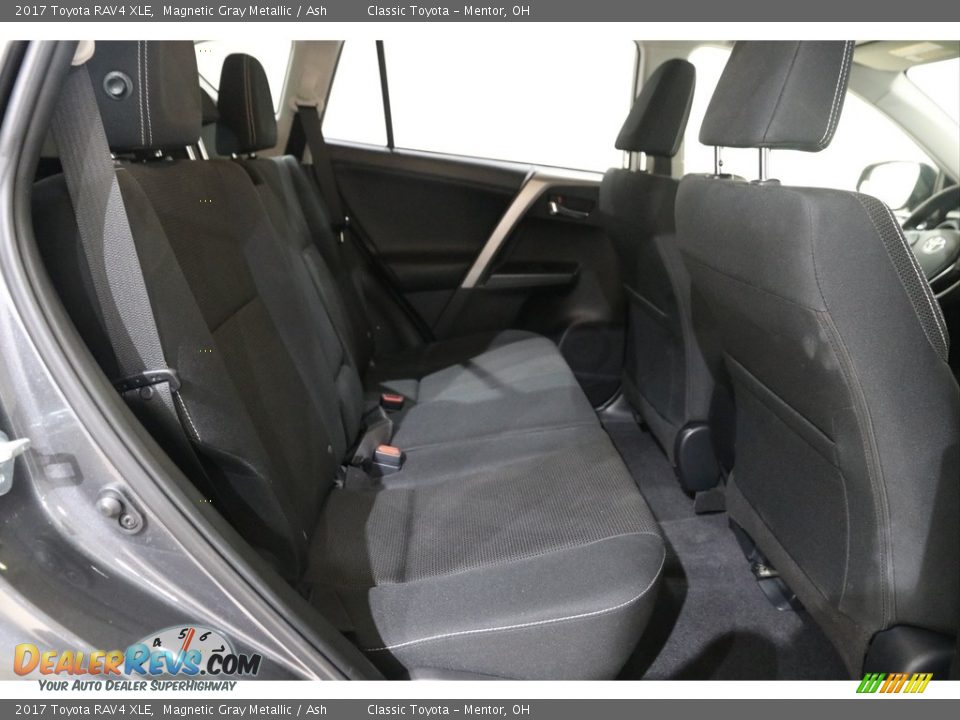 2017 Toyota RAV4 XLE Magnetic Gray Metallic / Ash Photo #16