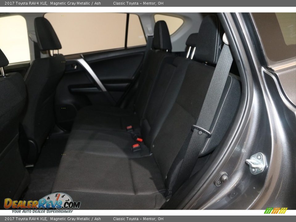 2017 Toyota RAV4 XLE Magnetic Gray Metallic / Ash Photo #17