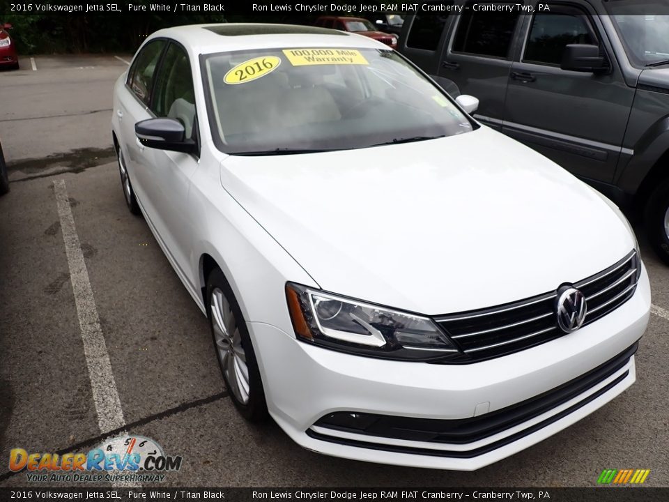 Front 3/4 View of 2016 Volkswagen Jetta SEL Photo #5