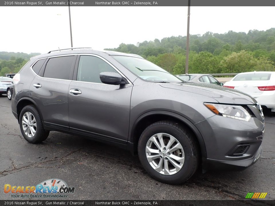 Front 3/4 View of 2016 Nissan Rogue SV Photo #4