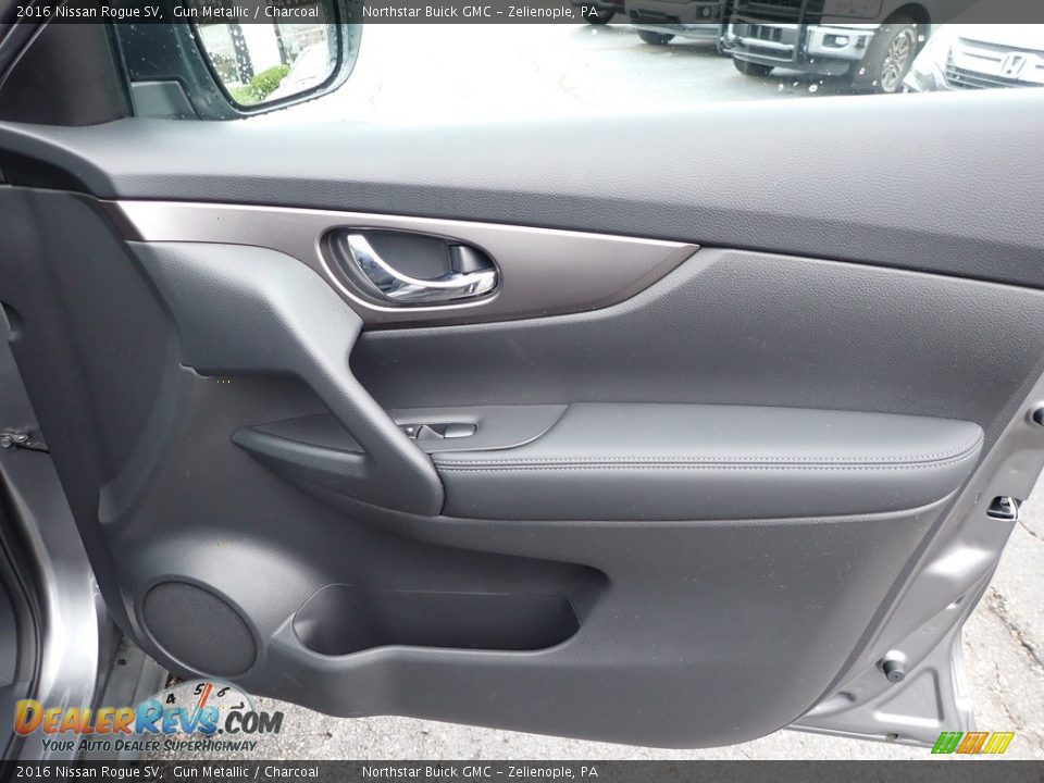 Door Panel of 2016 Nissan Rogue SV Photo #7