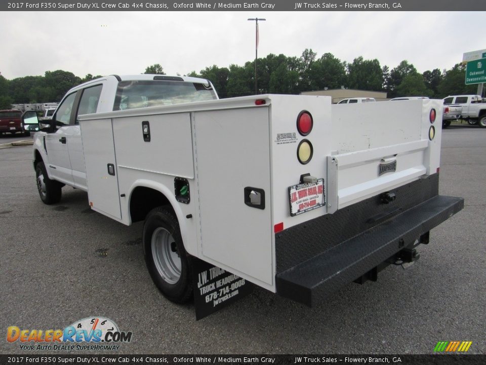 2017 Ford F350 Super Duty XL Crew Cab 4x4 Chassis Oxford White / Medium Earth Gray Photo #3