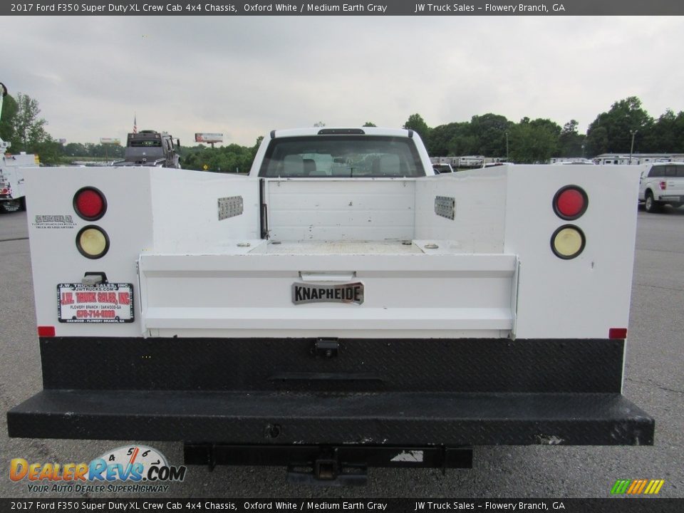 2017 Ford F350 Super Duty XL Crew Cab 4x4 Chassis Oxford White / Medium Earth Gray Photo #4