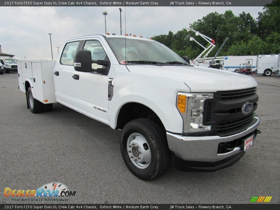 2017 Ford F350 Super Duty XL Crew Cab 4x4 Chassis Oxford White / Medium Earth Gray Photo #7