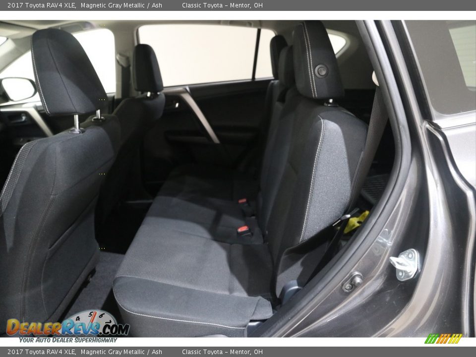 2017 Toyota RAV4 XLE Magnetic Gray Metallic / Ash Photo #17
