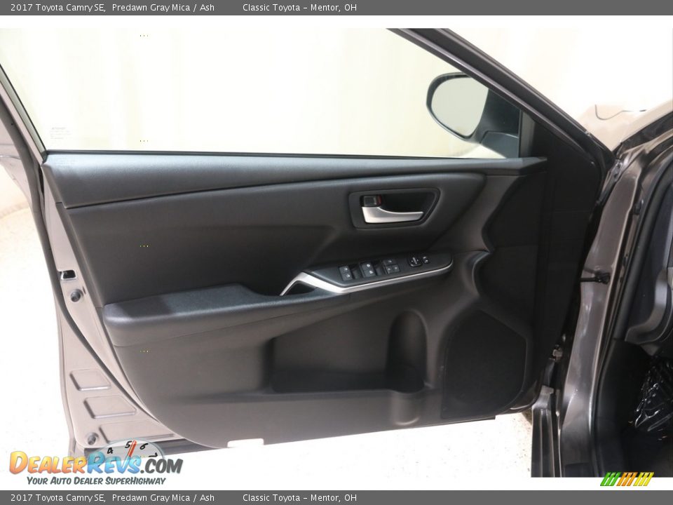 2017 Toyota Camry SE Predawn Gray Mica / Ash Photo #5