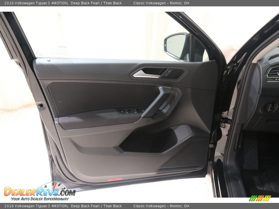 2019 Volkswagen Tiguan S 4MOTION Deep Black Pearl / Titan Black Photo #5