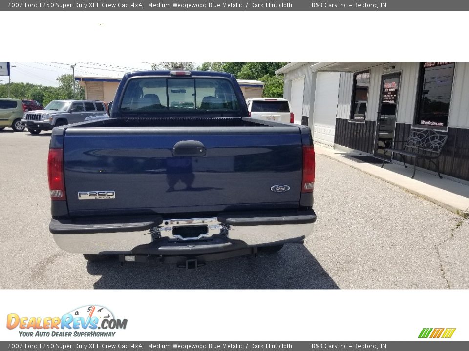 2007 Ford F250 Super Duty XLT Crew Cab 4x4 Medium Wedgewood Blue Metallic / Dark Flint cloth Photo #4