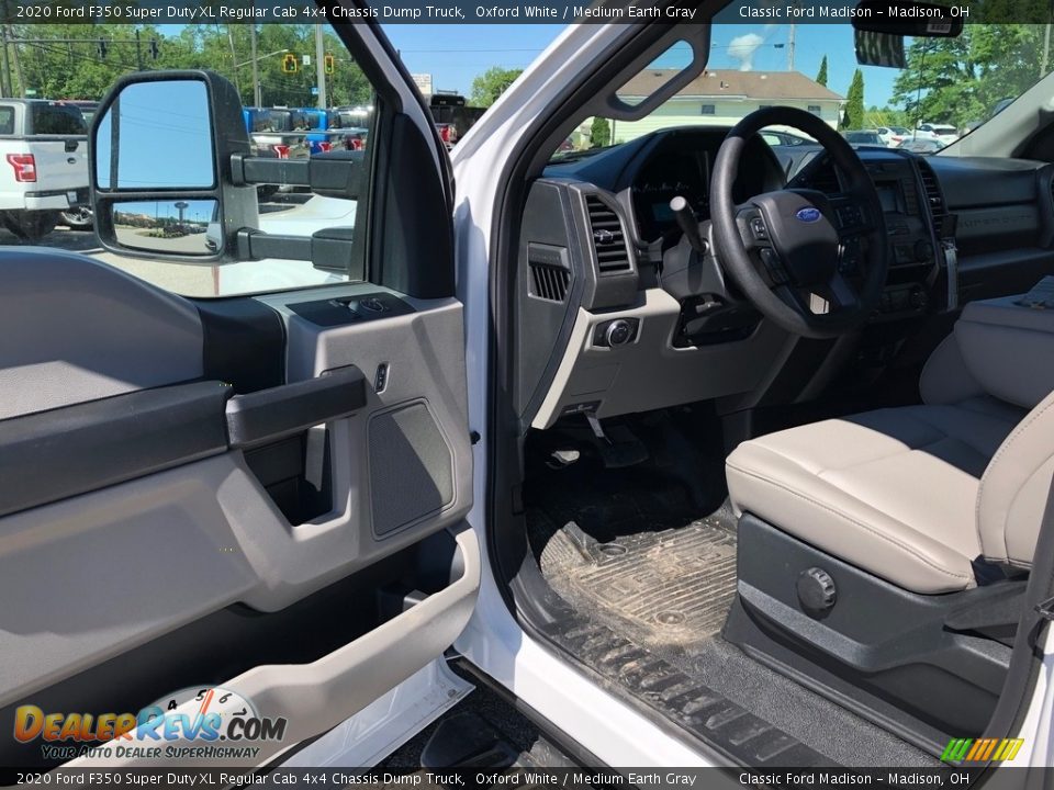2020 Ford F350 Super Duty XL Regular Cab 4x4 Chassis Dump Truck Oxford White / Medium Earth Gray Photo #2