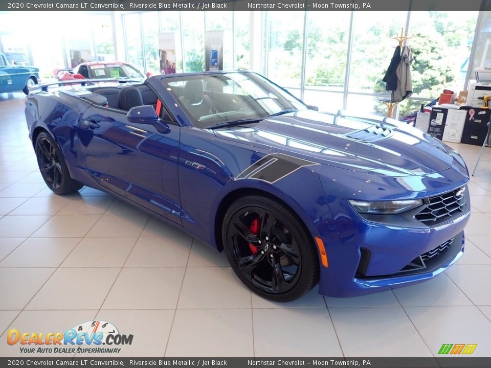 Front 3/4 View of 2020 Chevrolet Camaro LT Convertible Photo #8