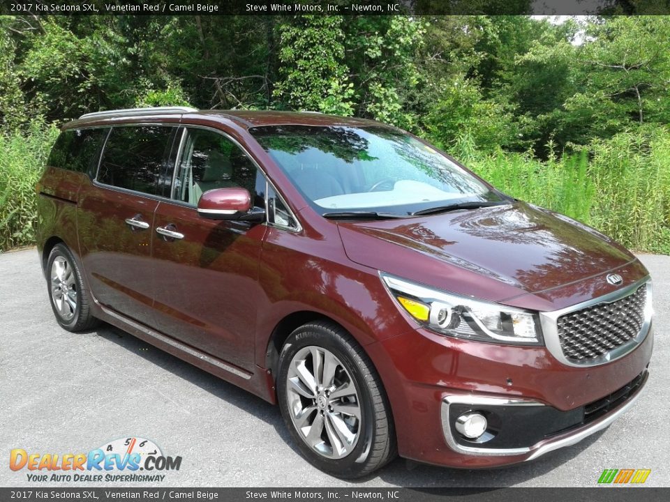 Front 3/4 View of 2017 Kia Sedona SXL Photo #5